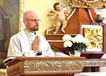 Ksiądz Roman w kaplicy bp. Ignacego Deca.