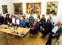 ▲	Marek Słupek prezentuje pismo do marszałka A. Struzika oraz ministra kultury i dziedzictwa narodowego.