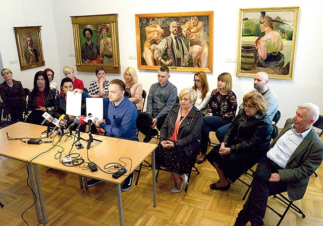 ▲	Marek Słupek prezentuje pismo do marszałka A. Struzika oraz ministra kultury i dziedzictwa narodowego.