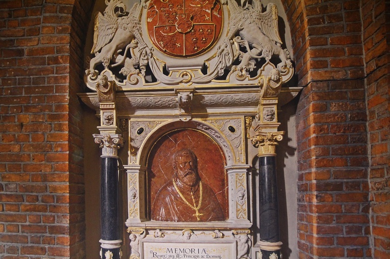 Ołtarz bp. Jerina gotowy