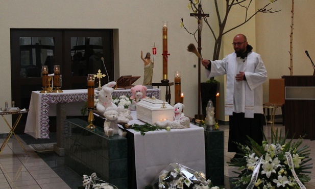 Chłopczyk z Muchoboru otulony miłością
