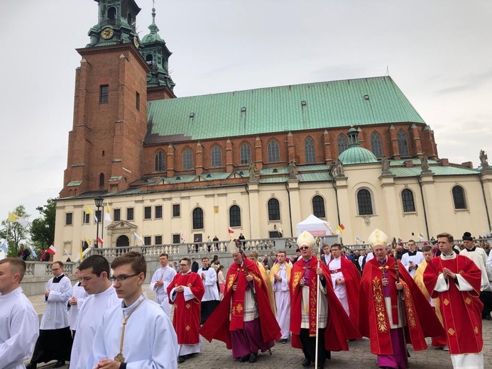 Bp Ignacy Dec doceniony na uroczystościach odpustowych w Gnieźnie