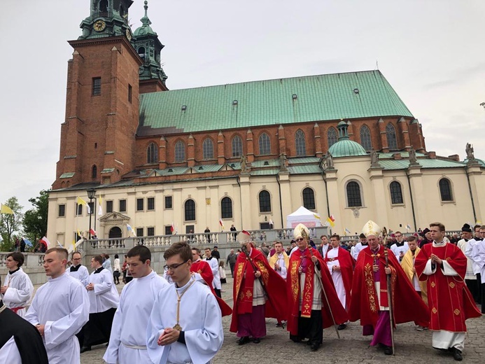 Bp Ignacy Dec doceniony na uroczystościach odpustowych w Gnieźnie