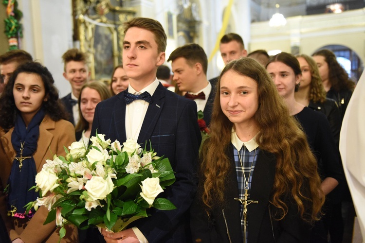 Młodzi dziękują za bierzmowanie w Muszynie.