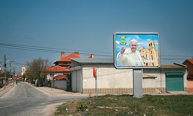 Billboard witający papieża przed wjazdem do Rakowskiego.