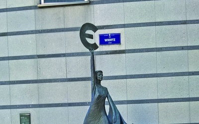 Pomnik euro przed budynkiem Parlamentu Europejskiego.