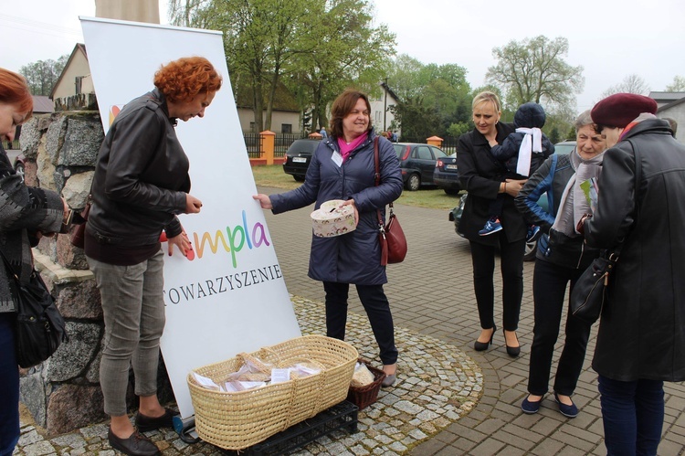 Każdy kto tylko chciał, mógł wspomóc stowarzyszenie, kupując woreczki z cebulami kwiatów.