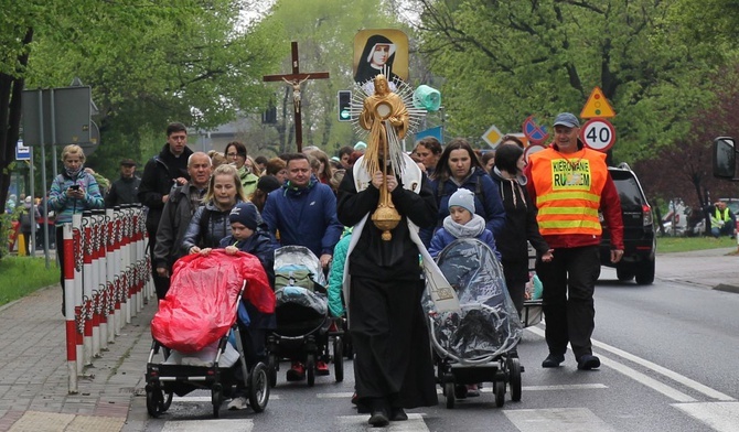 Idą w siedmiu grupach do Łagiewnik. Zobaczcie ich!