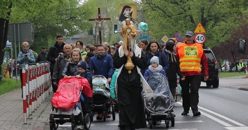 Idą w siedmiu grupach do Łagiewnik. Zobaczcie ich!