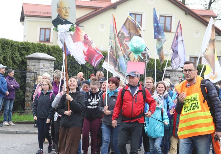 7. pielgrzymka z Hałcnowa wyrusza do Łagiewnik, cz. 1 - 2019