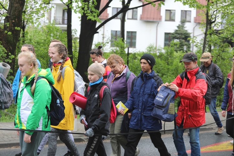 7. pielgrzymka z Hałcnowa wyrusza do Łagiewnik, cz. 1 - 2019