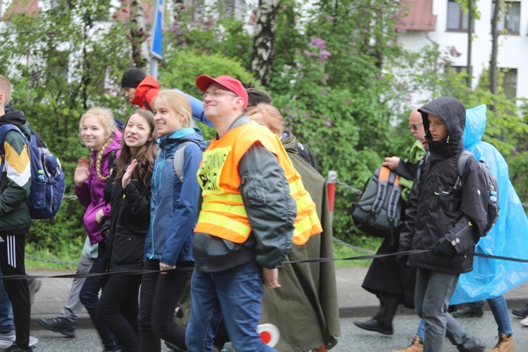 7. pielgrzymka z Hałcnowa wyrusza do Łagiewnik. cz. 2 - 2019