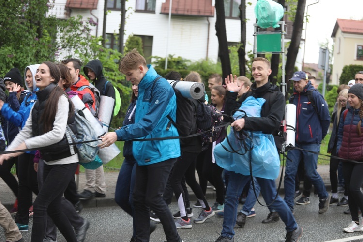 7. pielgrzymka z Hałcnowa wyrusza do Łagiewnik. cz. 2 - 2019