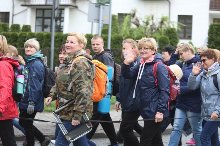 7. pielgrzymka z Hałcnowa wyrusza do Łagiewnik. cz. 2 - 2019