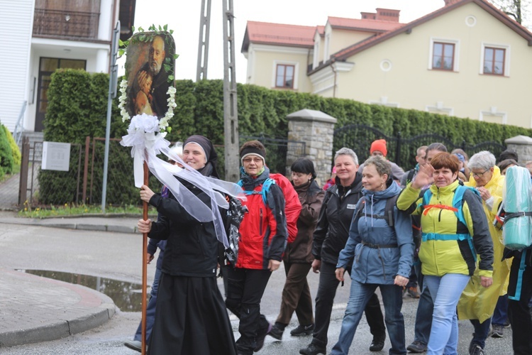 7. pielgrzymka z Hałcnowa wyrusza do Łagiewnik. cz. 2 - 2019