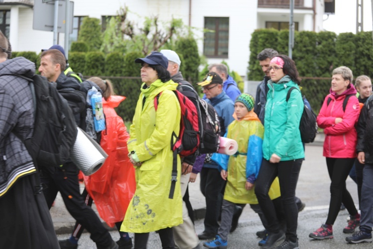 7. pielgrzymka z Hałcnowa wyrusza do Łagiewnik. cz. 2 - 2019