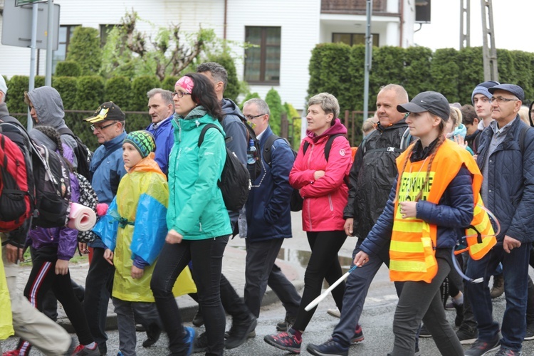 7. pielgrzymka z Hałcnowa wyrusza do Łagiewnik. cz. 2 - 2019