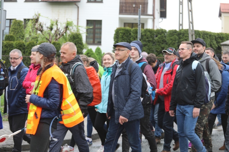 7. pielgrzymka z Hałcnowa wyrusza do Łagiewnik. cz. 2 - 2019