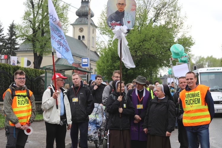 7. pielgrzymka z Hałcnowa wyrusza do Łagiewnik. cz. 2 - 2019