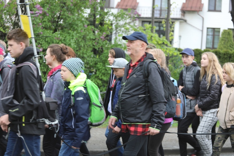 7. pielgrzymka z Hałcnowa wyrusza do Łagiewnik. cz. 2 - 2019