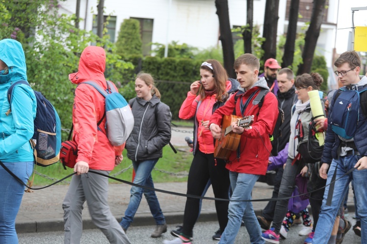 7. pielgrzymka z Hałcnowa wyrusza do Łagiewnik. cz. 2 - 2019