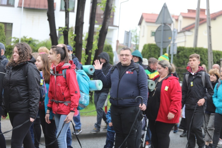 7. pielgrzymka z Hałcnowa wyrusza do Łagiewnik. cz. 2 - 2019