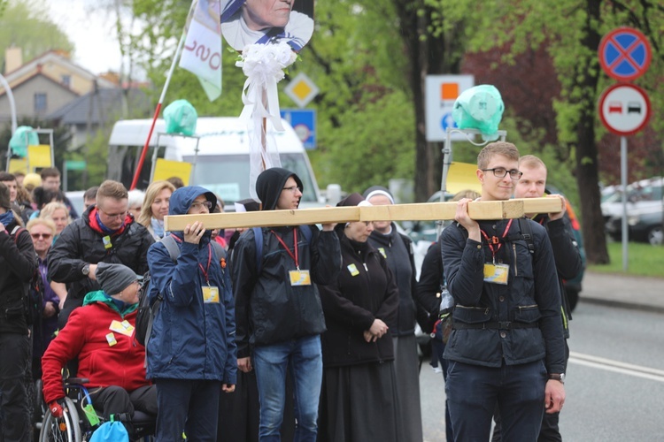 7. pielgrzymka z Hałcnowa wyrusza do Łagiewnik. cz. 2 - 2019