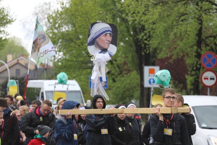 7. pielgrzymka z Hałcnowa wyrusza do Łagiewnik. cz. 2 - 2019