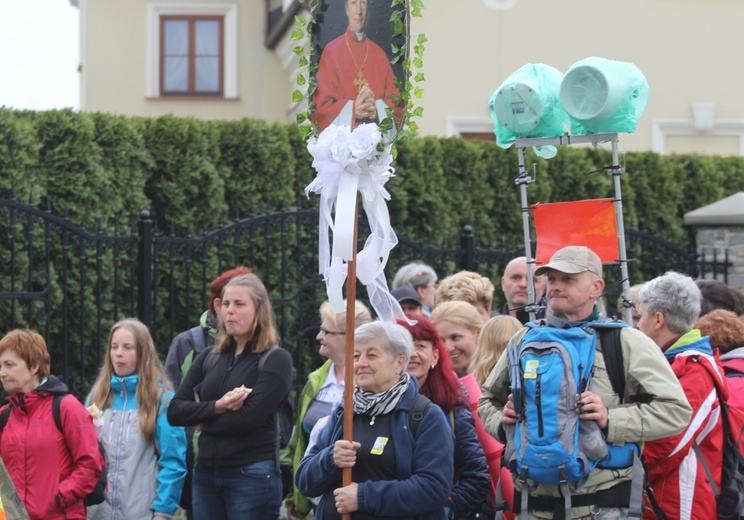 7. pielgrzymka z Hałcnowa wyrusza do Łagiewnik. cz. 2 - 2019