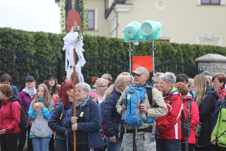 7. pielgrzymka z Hałcnowa wyrusza do Łagiewnik. cz. 2 - 2019