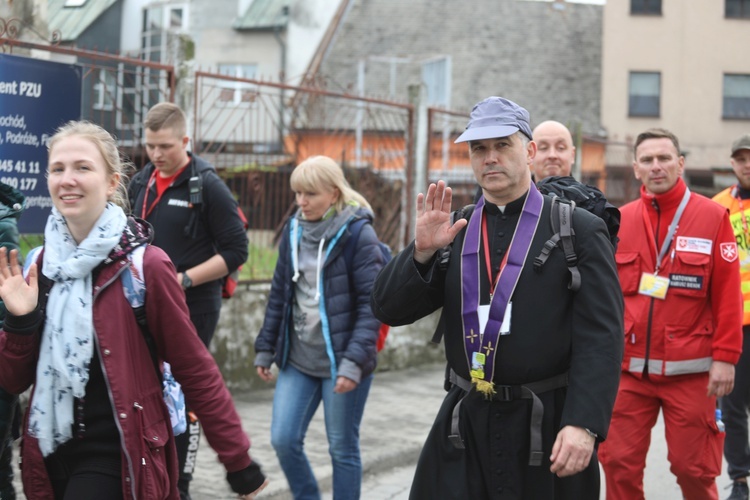 Pierwszy postój pielgrzymów u św. Jana Kantego w Kętach - 2019