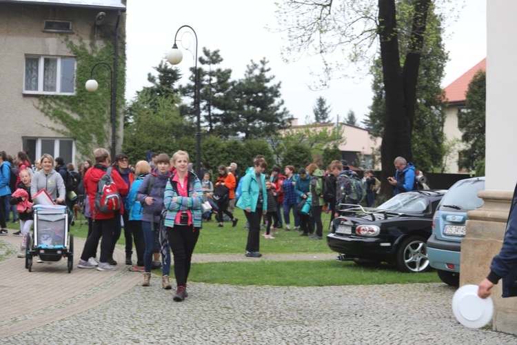 Pierwszy postój pielgrzymów u św. Jana Kantego w Kętach - 2019