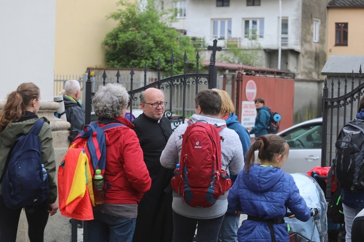 Pierwszy postój pielgrzymów u św. Jana Kantego w Kętach - 2019