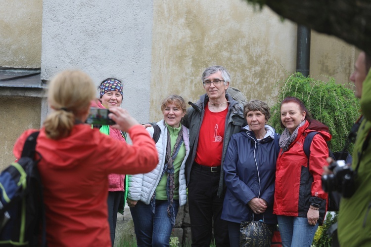 Pierwszy postój pielgrzymów u św. Jana Kantego w Kętach - 2019