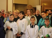 Ministranci i lektorzy wspólne modlili się podczas Eucharystii.