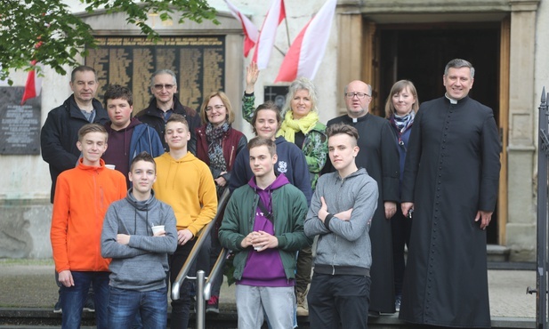 Księża i parafianie czekali u progu kęckiego sanktuarium na pątników...