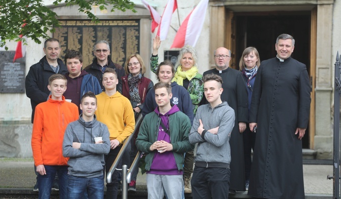 Księża i parafianie czekali u progu kęckiego sanktuarium na pątników...