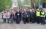 Kilkaset osób wraz ze służebniczkami wędruje do Tuchowa