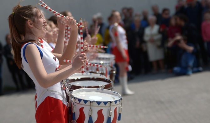 Radosny i brawurowy pokaz w wykonaniu młodych artystów przykuł uwagę licznej publiczności.