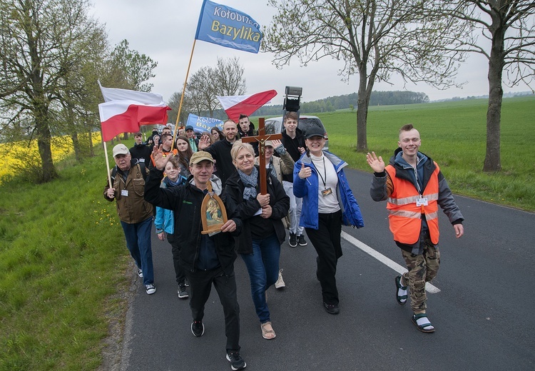 Idzie nowe. Pielgrzymka Promienista w drodze