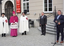 Uroczystści jubileuszowe rozpoczęły się przy ratuszu.