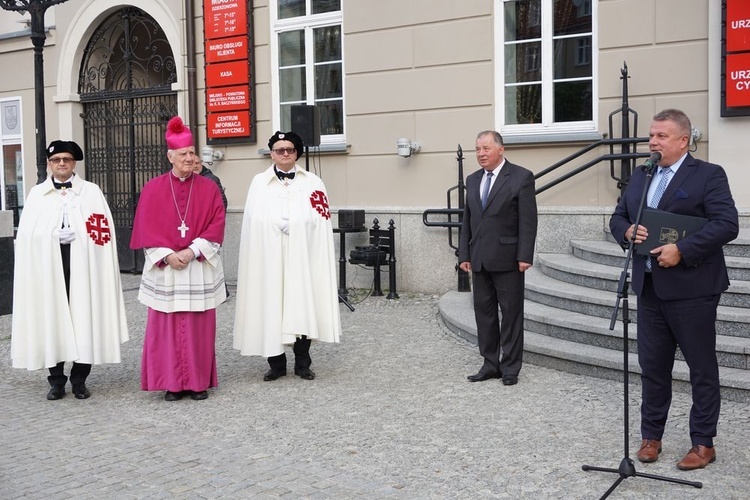 Uroczystści jubileuszowe rozpoczęły się przy ratuszu.