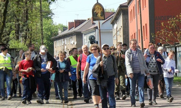 Ponad 70 osób poszło w pielgrzymce szansztackiej 