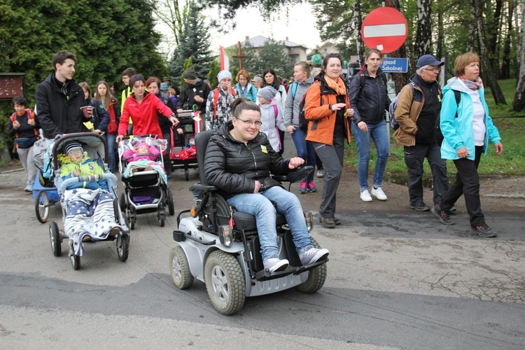 W drodze z Kęt-Podlesia - grupy św. Matki Teresy, św. Maksymiliana i św. Brata Alberta - 2019