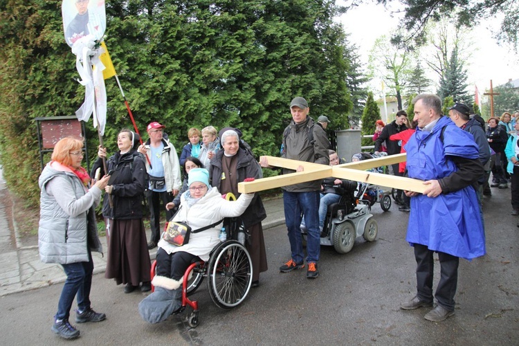 W drodze z Kęt-Podlesia - grupy św. Matki Teresy, św. Maksymiliana i św. Brata Alberta - 2019