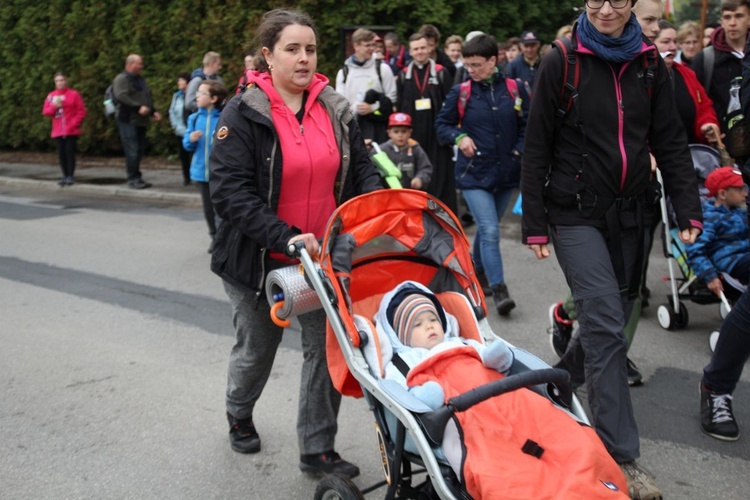 W drodze z Kęt-Podlesia - grupy św. Matki Teresy, św. Maksymiliana i św. Brata Alberta - 2019