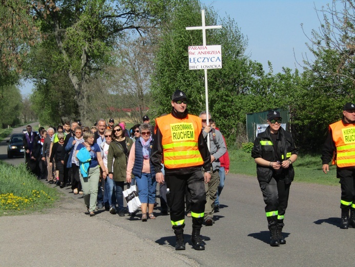 Pielgrzymi z Łęczycy w drodze do Leśmierza.