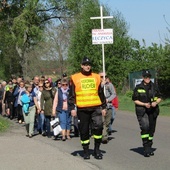 Pielgrzymi z Łęczycy w drodze do Leśmierza.