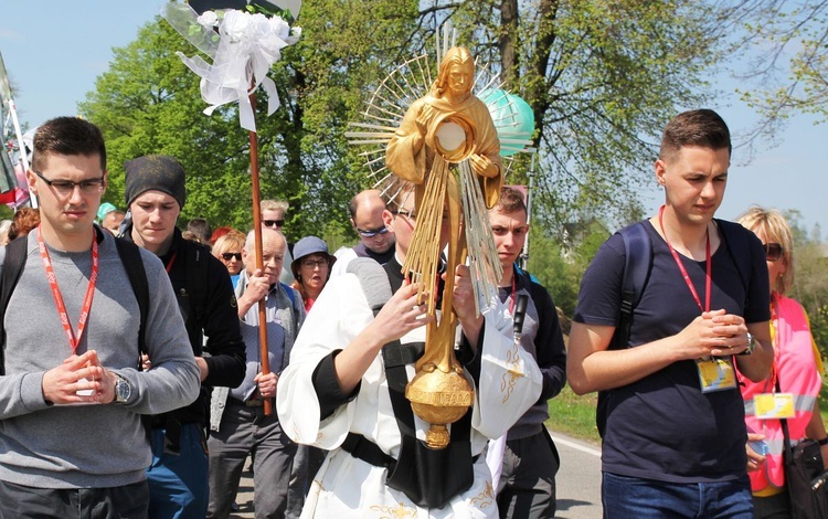 Adoracja Jezusa w drodze z Wieprza do Tomic - grupa bł. ks. M. Sopoćki