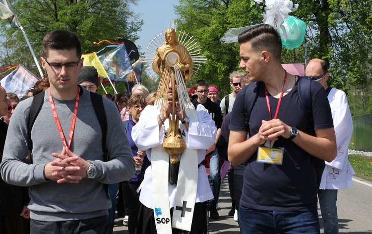 Adoracja Jezusa w drodze z Wieprza do Tomic - grupa bł. ks. M. Sopoćki